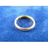 A TWENTY TWO CARAT GOLD WEDDING BAND, 4.2 grms