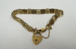 A 9CT YELLOW GOLD GATE BRACELET WITH HEART SHAPED PADLOCK, 16gms