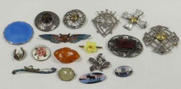 A COLLECTION OF BROOCHES including a silver crown with heart example and various other silver and