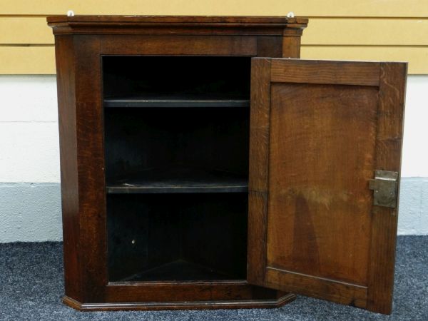 AN OAK HANGING CORNER CUPBOARD having a single door hinging to reveal a two shelved interior, - Image 2 of 2