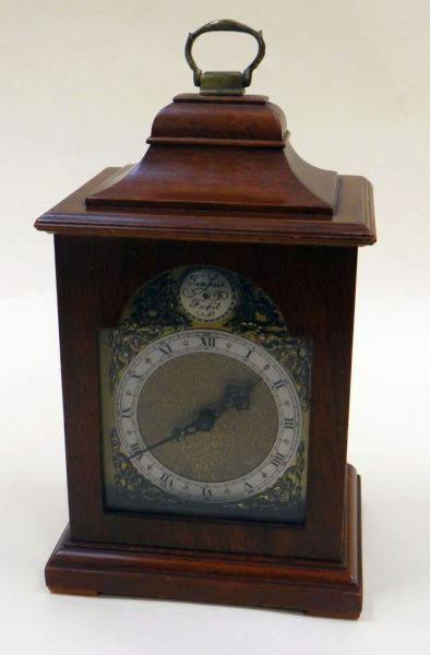 A REPRODUCTION BRACKET CLOCK with Tempus Fugit brass-effect dial bearing silvered Roman numeral - Image 2 of 2