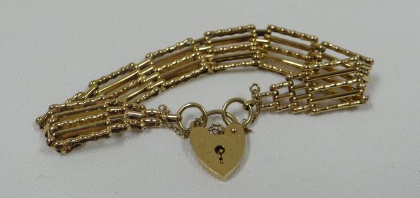 A 9CT YELLOW GOLD GATE BRACELET WITH HEART PADLOCK, 12.6gms