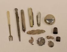 A PARCEL OF SILVER / PART-SILVER COLLECTABLES including two mother-of-pearl silver fruit-knives, two