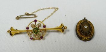 AN EDWARDIAN GOLD BAR BROOCH set with tricolour bejewelling, in fitted case, believed 15ct and an