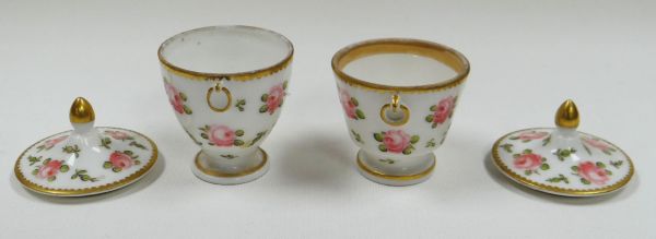 A PAIR OF PORCELAIN PLATES having moulded borders and with sprays of flowers, each with red - Image 3 of 3
