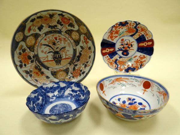 FOUR ITEMS OF IMARI PORCELAIN comprising footed bowl, 23cms diam, a charger, 33cms diam, a smaller