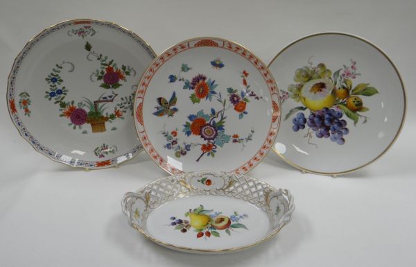 A PARCEL OF MODERN MEISSEN PORCELAIN ITEMS comprising twin-handled pierced oval dish, 25cms long,