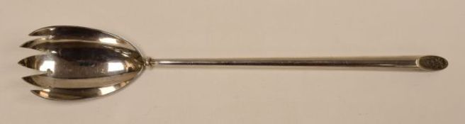 AN ENGLISH SILVER SALAD SERVING SPOON, tapering to a monogrammed terminal, Sheffield 1910, 1.8ozs
