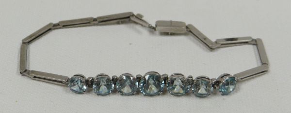 A BRACELET WITH SEVEN GRADUATED AQUAMARINE STONES in believed white gold (unmarked), 9.11gms