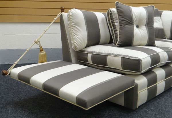 A MODERN KNOWLE SETTEE in striped upholstery and with drop ends - Image 3 of 3