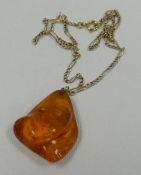 A 9CT YELLOW GOLD NECKLACE & AMBER PENDANT, gold weight 4.9gms