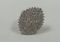 AN 18CT YELLOW GOLD DIAMOND CLUSTER RING, 9.9gms