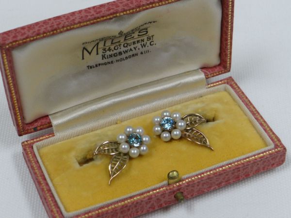 A PAIR OF PEARL & BLUE STONE EARRINGS of a floral arrangement with two openwork gold leaves in 9ct - Image 2 of 2