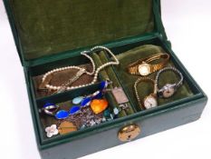 A GREEN VINTAGE JEWELLERY BOX & CONTENTS