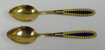 A PAIR OF FINE RUSSIAN SILVER GILT & PLIQUE A JOUR ENAMEL TEA SPOONS, the enamel in blue with yellow