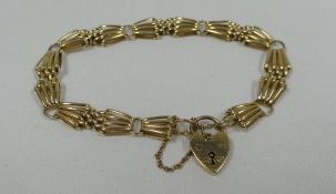 A 9CT YELLOW GOLD GATE BRACELET WITH HEART PADLOCK, 10.8gms