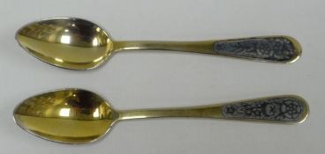 A PAIR OF SILVER GILT & NIELLO FLORAL DECORATED COFFEE SPOONS, 55gms