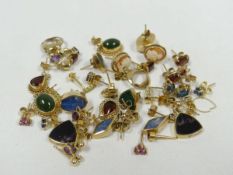 A LARGE PARCEL OF LOOSE GOLD & OTHER EARRINGS, 35gms approx