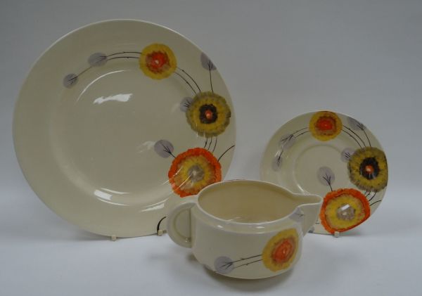 A CLARICE CLIFF 'RHODANTHE' SAUCE JUG & PLATE, the jug complete with stand, diam of plate 26cms