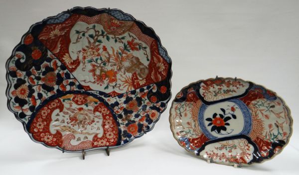 AN IMARI SCALLOP DISH & OVAL DISH, the scallop dish with crimped rim, 36cms long