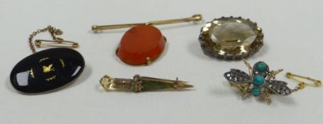 A COLLECTION OF FIVE BROOCHES including an insect-form example set with three turquoise stones and