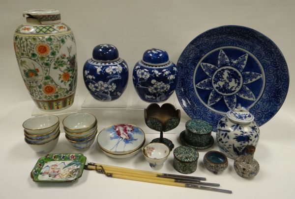 A MIXED PARCEL OF ORIENTAL CERAMICS AND DECORATIVE ITEMS