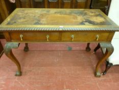 AN EARLY 20th CENTURY OAK WRITING DESK having a gadrooned border, a tooled leather top (requiring