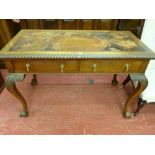 AN EARLY 20th CENTURY OAK WRITING DESK having a gadrooned border, a tooled leather top (requiring