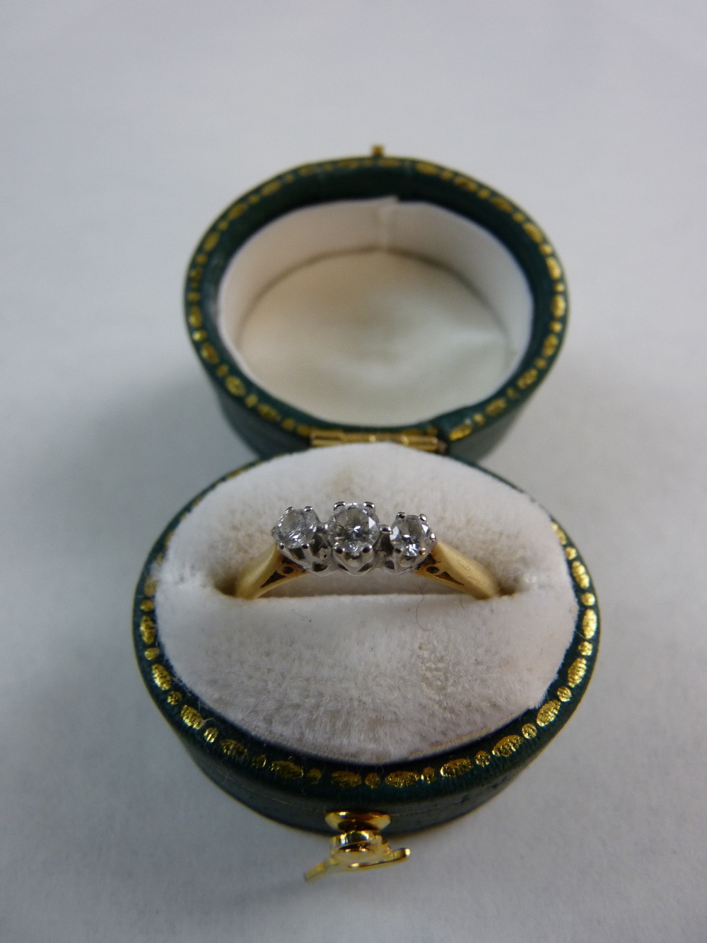 AN EIGHTEEN CARAT GOLD THREE STONE DIAMOND DRESS RING, the round cut diamonds of visual estimate 0.