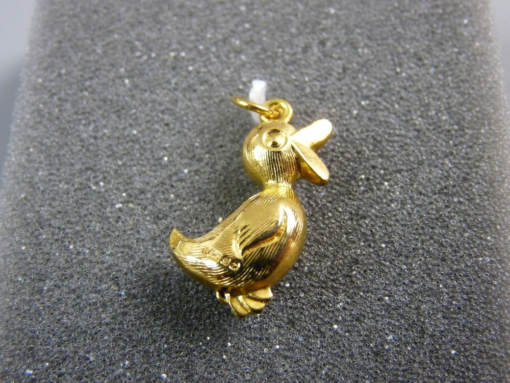 A NINE CARAT GOLD DUCK CHARM or pendant, 1 grm