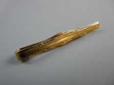 A NINE CARAT GOLD TIE CLIP, 6 grms