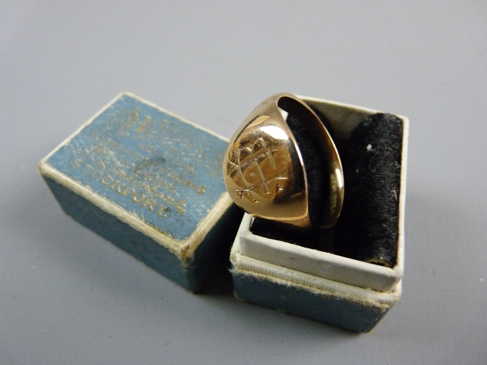 A NINE CARAT GOLD GENT'S SIGNET RING, 4.5 grms