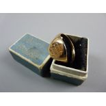 A NINE CARAT GOLD GENT'S SIGNET RING, 4.5 grms