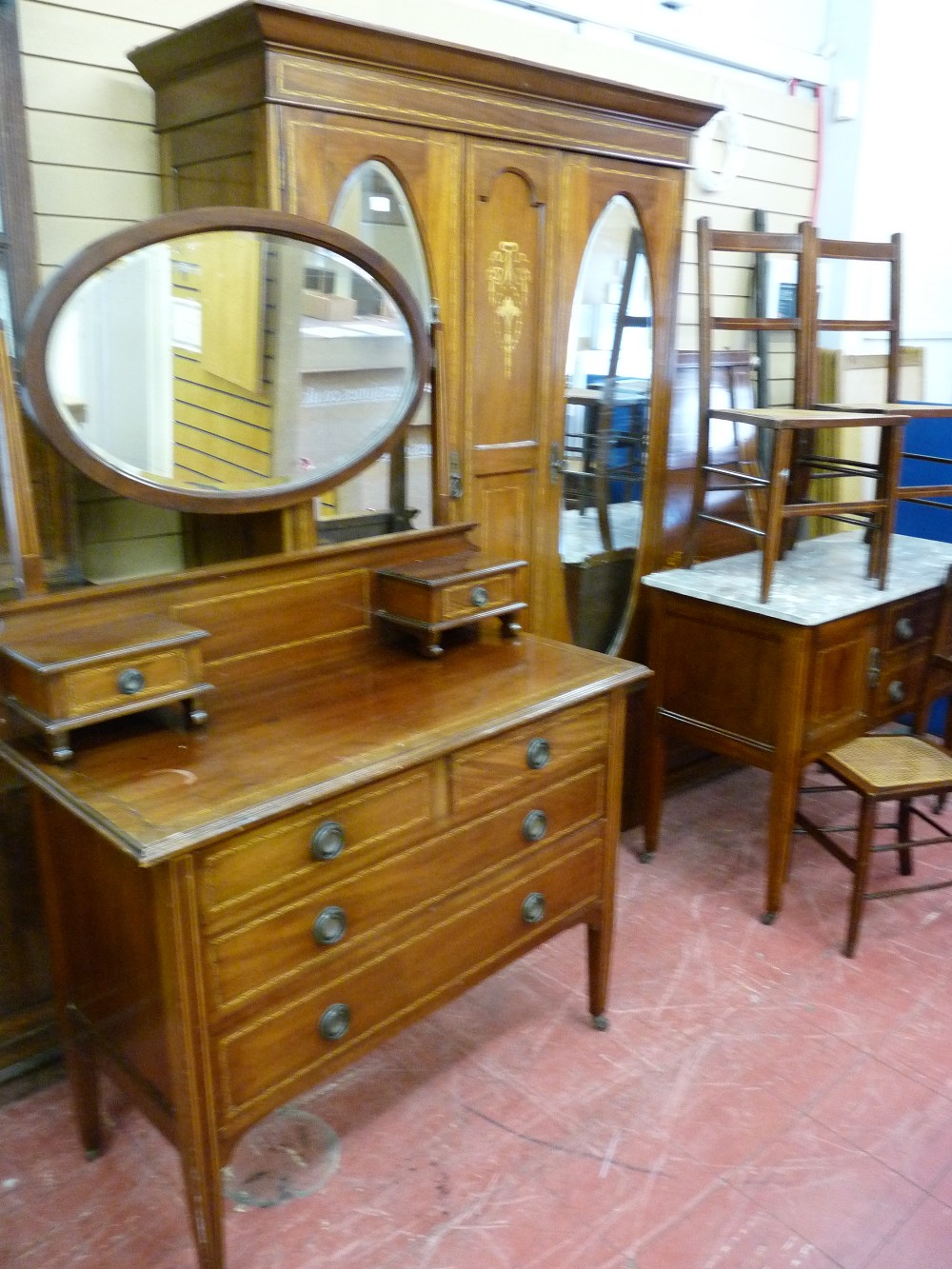 AN EDWARDIAN MAHOGANY AND INLAID BEDROOM SUITE comprising a three quarter wardrobe having a centre