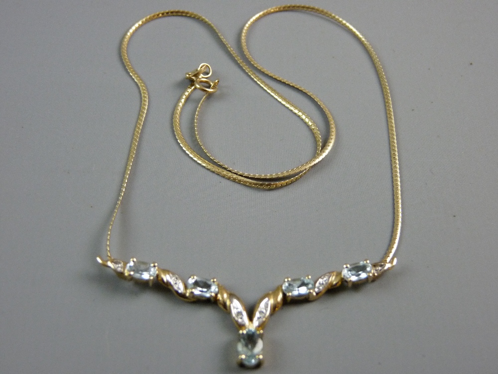 A FINE NINE CARAT GOLD DART NECKLACE with pendant of five oblong cut aquamarines and tiny