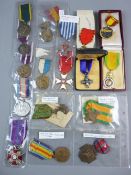 MEDALS - EUROPEAN AND ALLIED FORCES MIXED QUANTITY, WWI AND WWII including two Polish enamel
