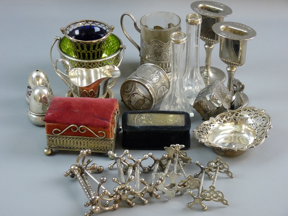 A BOX OF MIXED SMALL ELECTROPLATED ITEMS and a pair of narrow necked glass posy vases with silver