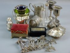 A BOX OF MIXED SMALL ELECTROPLATED ITEMS and a pair of narrow necked glass posy vases with silver