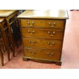 A NEAT ANTIQUE OAK AND MAHOGANY FOUR DRAWER CHEST having a moulded top over four oak lined drawers