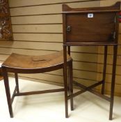 A GEORGIAN MAHOGANY TRAY TOP NIGHT CABINET with side carry handles and single opening door on