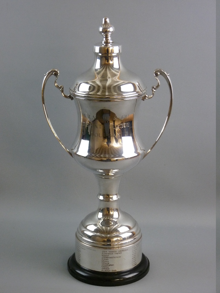 A LARGE TWIN HANDLED SILVER PLATED GOLF TROPHY AND COVER having an urn finial lid, inscribed 'Wragge