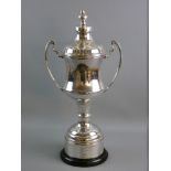 A LARGE TWIN HANDLED SILVER PLATED GOLF TROPHY AND COVER having an urn finial lid, inscribed 'Wragge