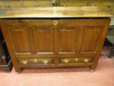 A LATE 18th/EARLY 19th CENTURY OAK DOWER CHEST having four front fielded panels with two base