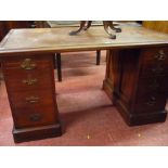 AN EDWARDIAN MAHOGANY TWIN PEDESTAL KNEEHOLE DESK, 130 cms wide