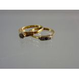 AN EIGHTEEN CARAT GOLD AND PLATINUM DRESS RING with an oblong band of centre sapphire and two tiny