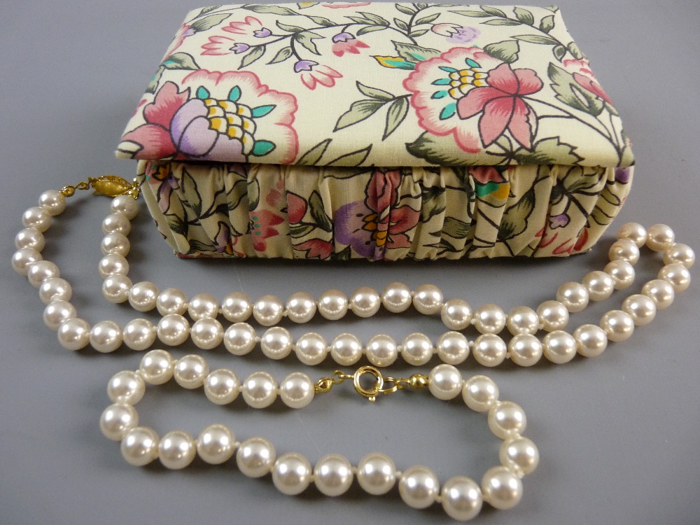 A PEARL NECKLACE WITH MATCHING BRACELET contained in a small fabric covered jewellery box