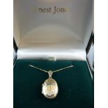 A NINE CARAT GOLD FINE LINK NECK CHAIN with oval nine carat gold locket with bright cut floral