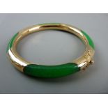 A NINE CARAT GOLD AND 'JADITE' ORIENTAL STYLE BRACELET, 17 grms (in a Compton & Woodhouse box)