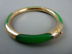 A NINE CARAT GOLD AND 'JADITE' ORIENTAL STYLE BRACELET, 17 grms (in a Compton & Woodhouse box)
