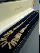 A NINE CARAT GOLD TRIPLE COLOUR NECKLET of graduated oblong tablets, 7.5 grms gross (in an H